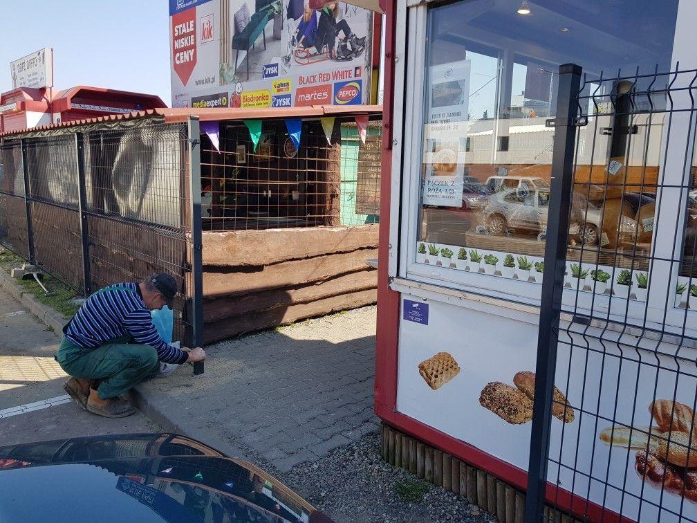 Początkowo cały teren wokół galerii handlowej został ogrodzony. Jednak w środę, 8 kwietnia, właściciel wprowadził rozwiązanie tymczasowe: zdjęte zostało jedno z przęseł ogrodzenia, które umożliwiają przemieszczanie się. <br/>fot.ze zbiorów własnych