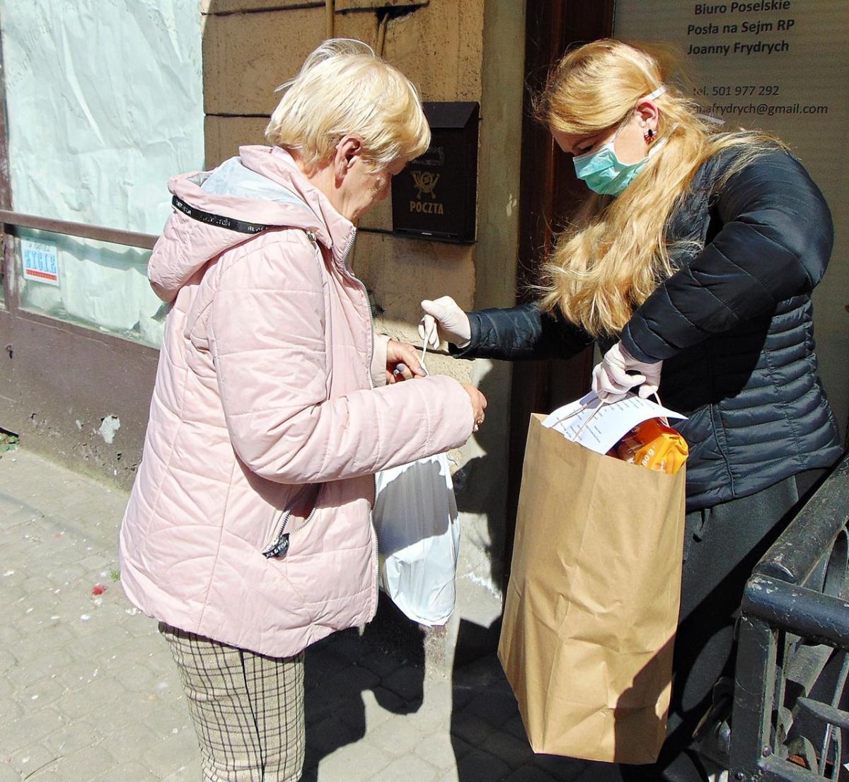 Na posterunku, czyli przy przekazaniu paczek rodzinom zastępczym była Grażyna Stojak (na zdjęciu z prawej), Ewa Sawicka i Paweł Zastrowski<br/>fot.ze zbiorów własnych