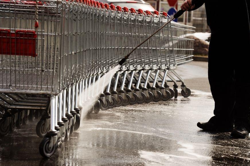 Wózki w przemyskim Kauflandzie są systematycznie myte i dezynfekowane. Ta pierwsza czynność odbywa się w myjni na podziemnym parkingu. Druga tuż po zamknięciu sklepu dla klientów.<br/>fot.ze zbiorów własnych