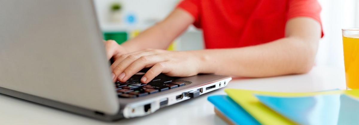 Zamknięcie placówek oświatowych na wiele tygodni wymusiło nowe standardy prowadzenia zajęć edukacyjnych. Uczniowie, zamiast w szkolnych ławach, zasiadają przed monitorami komputerów.<br/>fot.www.komputerswiat.pl