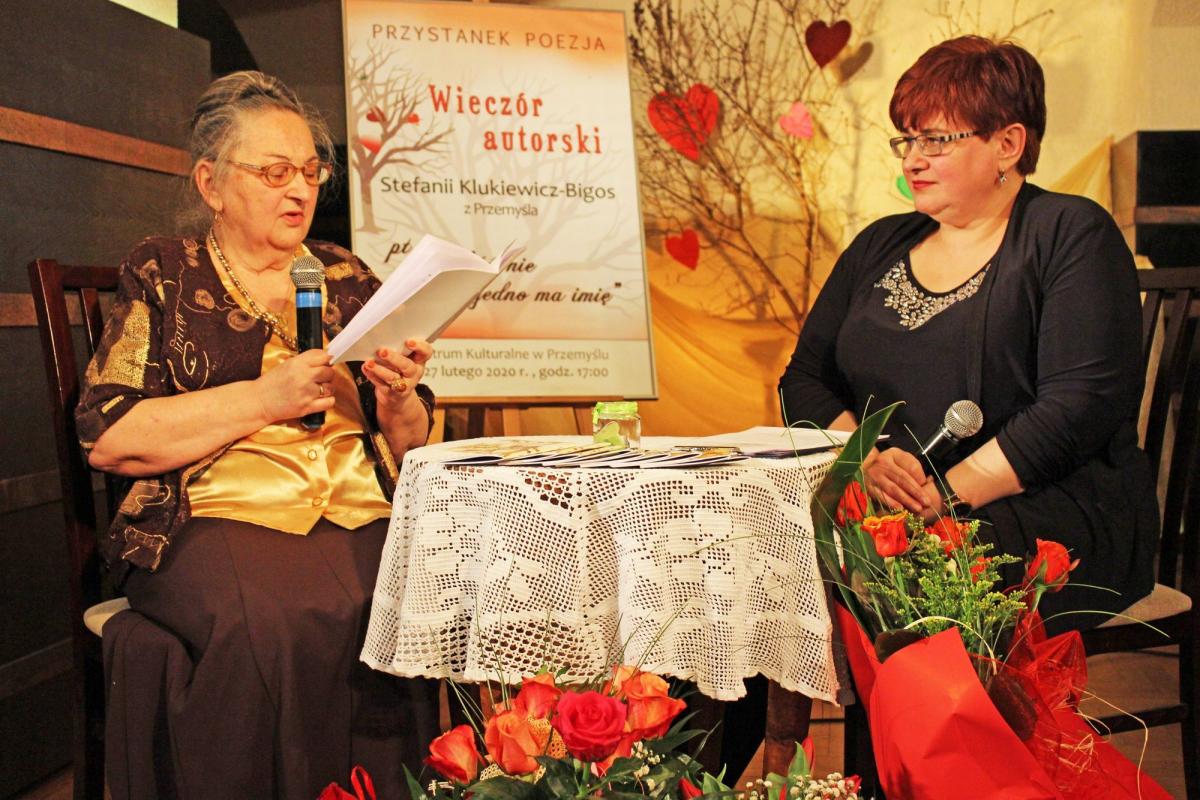 Bohaterka 47. „Przystanku Poezja” w Klubie „Piwnice” Stefania Klukiewicz-Bigos z prowadzącą spotkanie Jolantą Nowak.<br/>fot.CK Przemyśl 