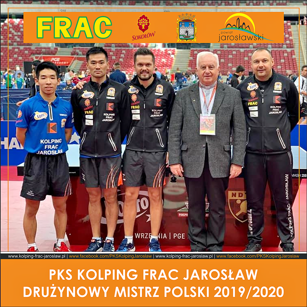 Drużynowy Mistrz Polski w sezonie 2019 – 2020 Kolping FRAC Jarosław. Od lewej: Qiyao Han, Kou Lei, Daniel Górak, prezes klubu, ksiądz prałat Andrzej Surowiec i menadżer zespołu Kamil Dziukiewicz.<br/>fot.ze zbiorów własnych