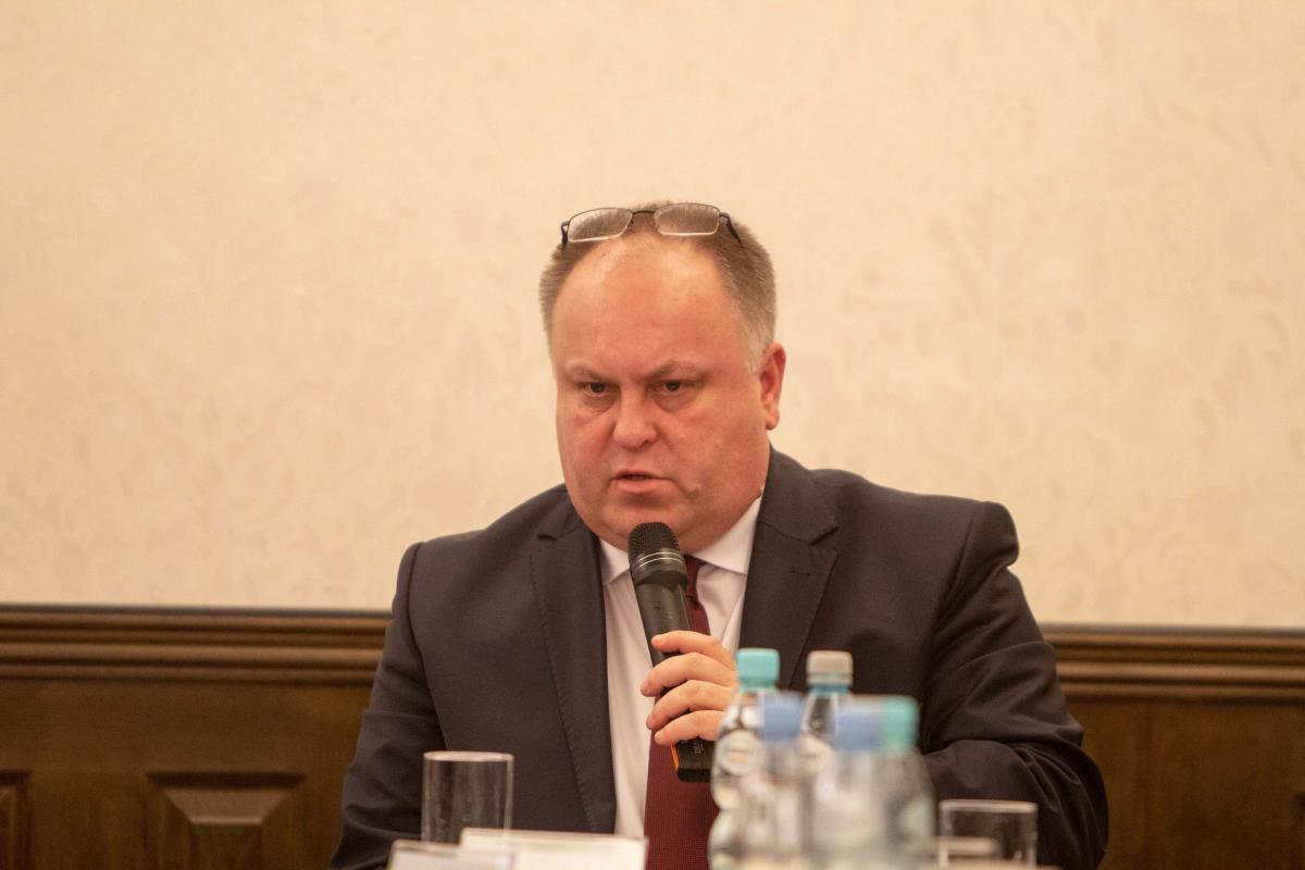 L. Kisiel podkreślał, że sytuacja wymagała podjęcia wielu szybkich decyzji, także w zakresie zakupu sprzętu zabezpieczającego mieszkańców.<br/>fot.Bartłomiej Pacek