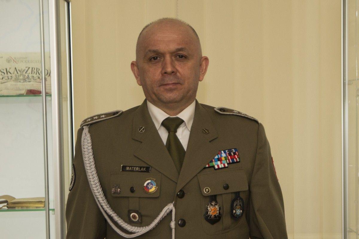 Pożegnanie w sali tradycji 1. bcz w Żurawicy. Dowódca jednostki wręczył M. Materlakowi pamiątkowy ryngraf, a koledzy z kompanii logistycznej szablę z dedykacją.<br/>fot.ze zbiorów własnych