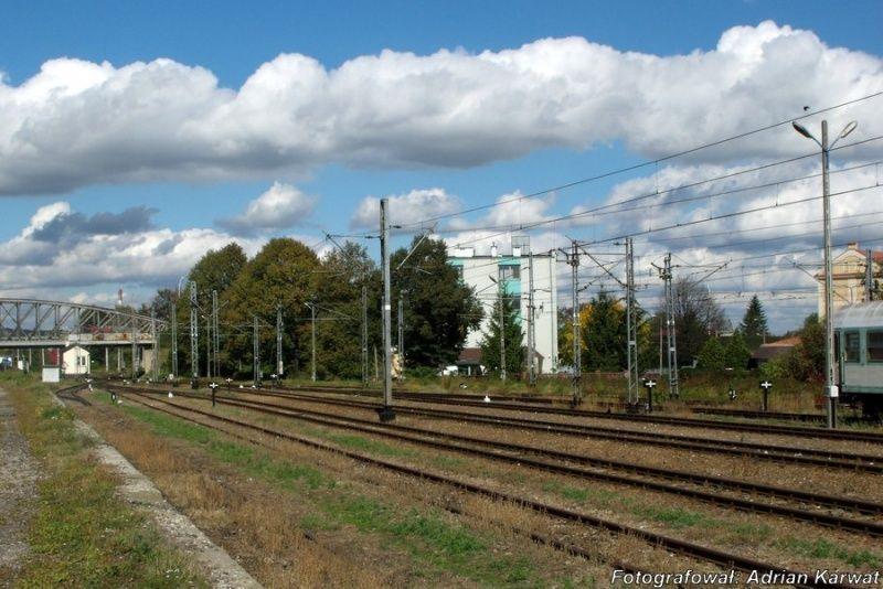 Stacja i bocznica kolejowa na Bakończycach w Przemyślu powstała już w 1872 r. Jej elementy są w bardzo złym stanie. Przypominają bardziej muzealne kolejowe eksponaty niż coś, co jeszcze w miarę funkcjonuje.<br/>fot.Damian Karwat