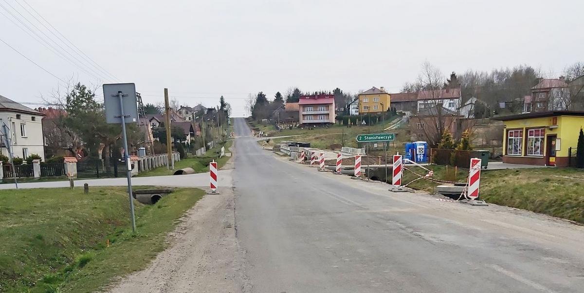 Na przebudowywanym odcinku drogi wojewódzkiej od Przemyśla do Malhowic nie będzie ścieżki rowerowej.<br/>fot.Mariusz Godos