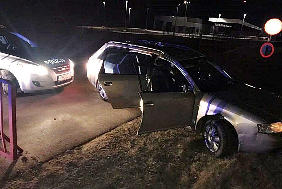 41-latek na wysokości przejścia granicznego w Korczowej stracił panowanie nad pojazdem i wjechał w nasyp autostrady. <br/>fot.KPP Jarosław