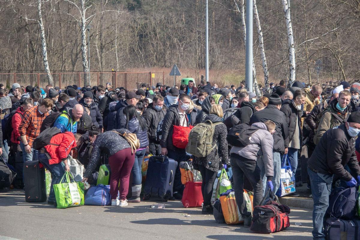 Na przejściu granicznym w Korczowej wciąż są tłumy obywateli Ukrainy, chcących wrócić do ojczyzny.<br/>fot.Bartłomiej Pacek