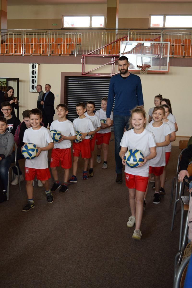Spotkanie odbyło się jeszcze przed zamknięciem szkół, ale ze względu na zagrożenie zakażenia wirusem z Możdzonkiem spotkali się tylko uczniowie z SP w Tryńczy.<br/>fot.UG Tryńcza