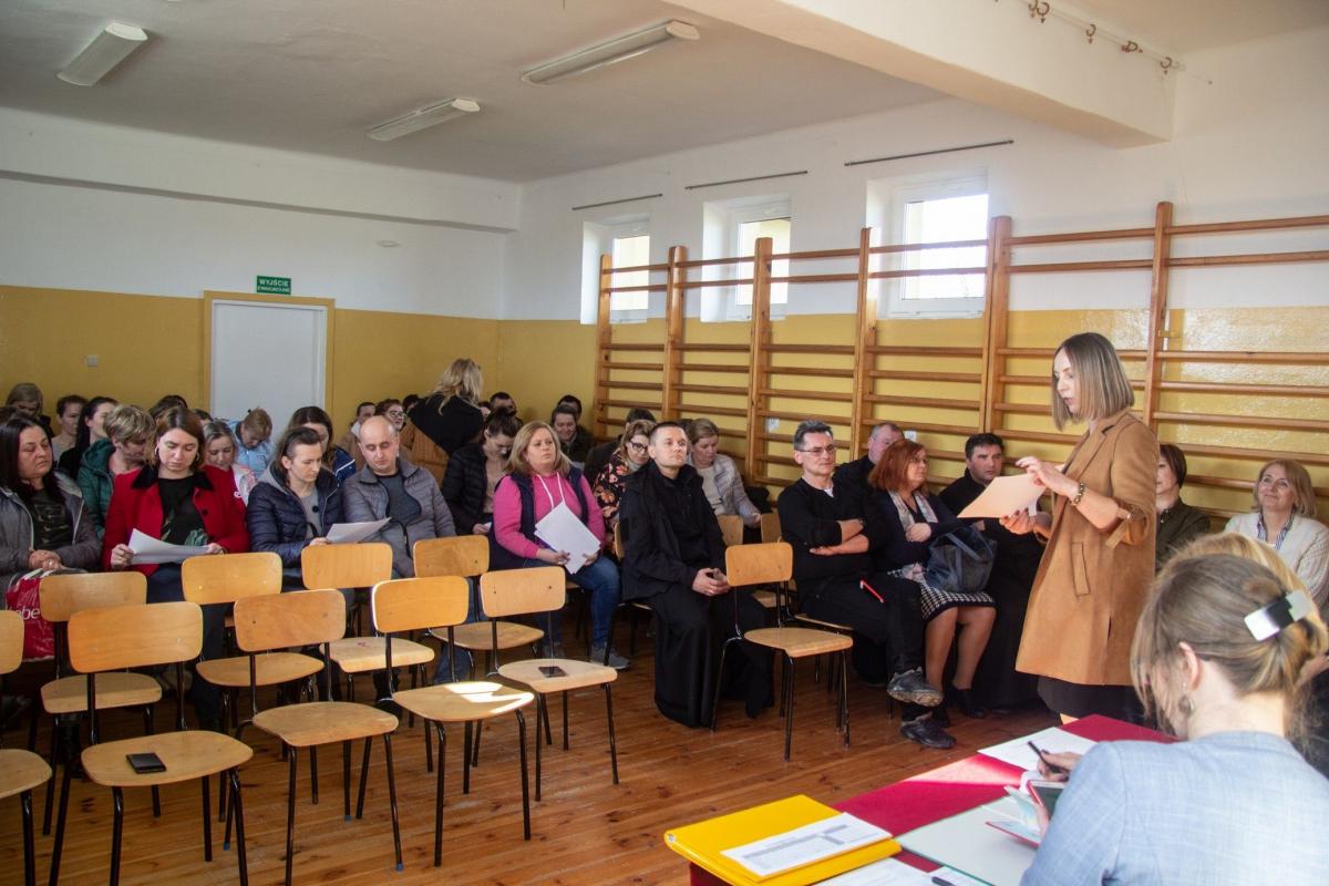 Rodzice martwią się o dobro swych dzieci, sądzą, że gmina działa na ich szkodę. Rozumieją, że urząd szuka oszczędności, sugerują jednak, by szukał ich gdzie indziej.<br/>fot.Bartłomiej Pacek