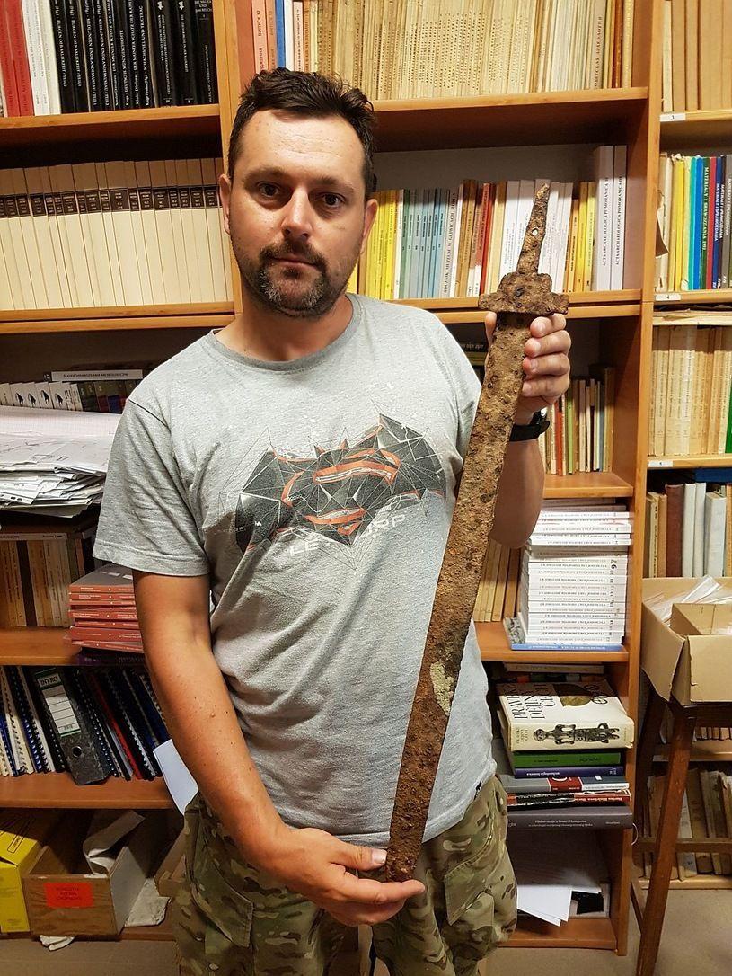 Przemyślanin Jacek Dzik i miecz typu bułgarskiego (bizantyjskiego) znaleziony w Terce.<br/>fot.www.odkrywca.pl