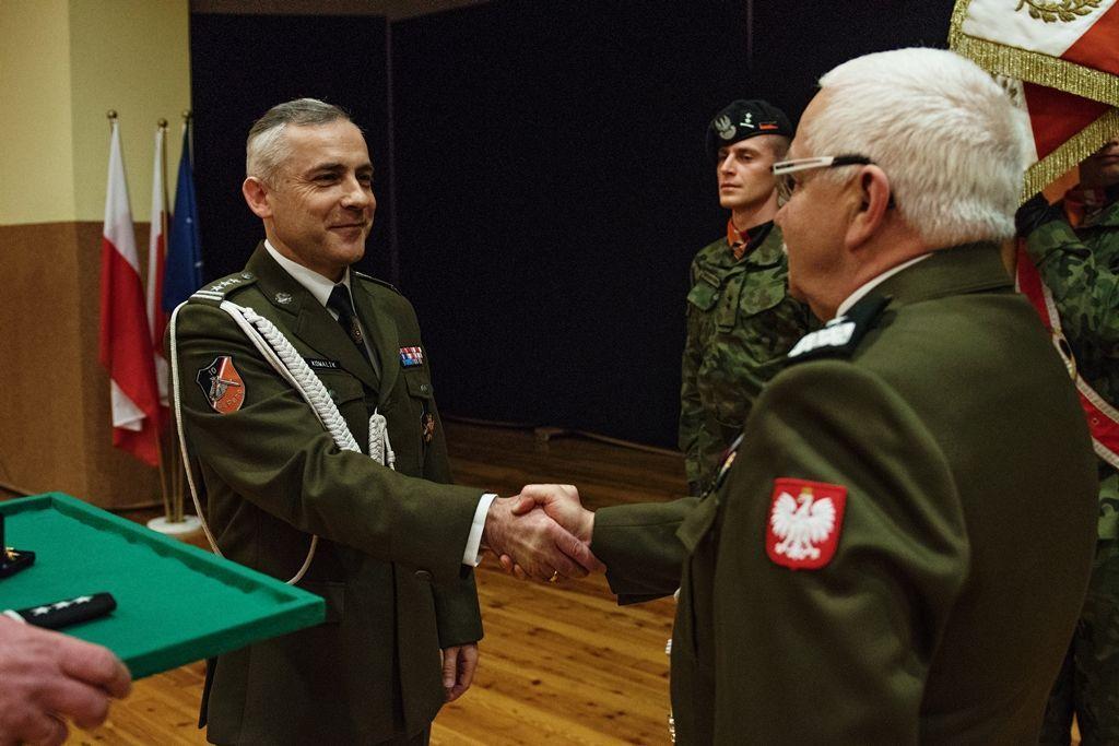 Dotychczasowy dowódca świętoszowskich pancerniaków, generał brygady Artur Pikoń (z prawej) przekazał sztandar jednostki pułkownikowi Rafałowi Kowalikowi. To były dowódca 1. Batalionu Czołgów w Żurawicy.<br/>fot.st. szer. Natalia Wawrzyniak