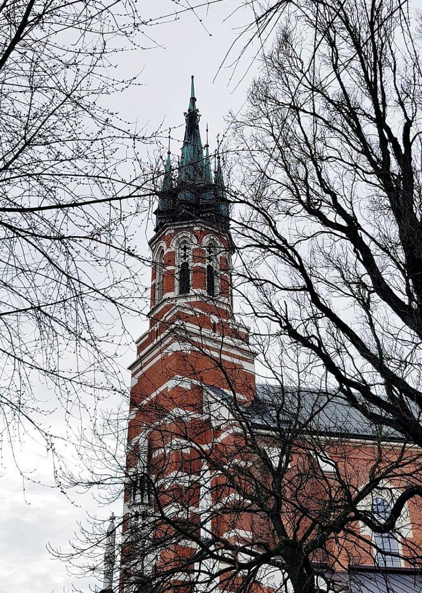 W ub. miesiącu silny wiatr złamał krzyż na szczycie 62-metrowej wieży kościoła. Na szczęście nie spadł on na ulicę, ale zawisł na instalacji piorunochronu.<br/>fot.ze zbiorów własnych