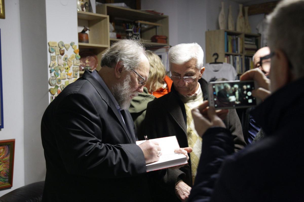 Autor podpisujący swoją najnowszą książkę.<br/>fot.Kamil Jacek Zarański