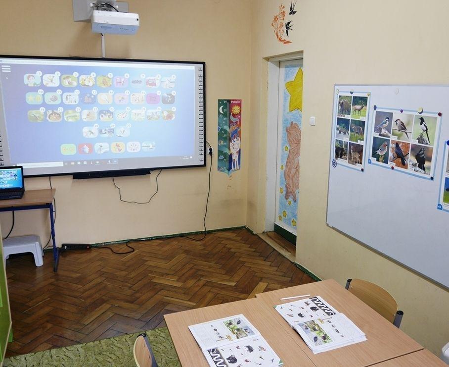 W niedawno oddanym do użytku przedszkolu służą temu nowoczesne pomoce dydaktyczne m.in. podłoga i tablice interaktywne oraz specjalistyczne gabinety: „sala doświadczania świata”, ”ogród wrażeń zmysłowych” czy sala zajęć integracji sensorycznej.<br/>fot.ze zbiorów własnych