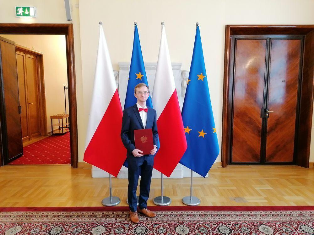 Jakub Kowalczyk został zaproszony do Kancelarii Prezesa Rady Ministrów, gdzie odebrał stypendium z rąk ministra Dariusz Piontkowskiego<br/>fot.ze zbiorów własnych