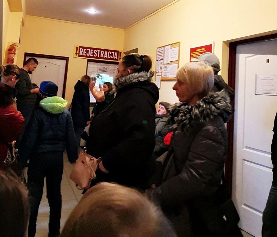 To jedno ze zdjęć podesłanych przez naszych Czytelników. Rejestracja Przychodni dla Dzieci i Młodzieży „Pediatria” w Przemyślu. Godzina 7.40. Ich zdaniem, panie w rejestracji już są, ale nie rejestrują, bo zaczynają od godziny 8.<br/>fot.Nadesłane przez Czytelniczkę