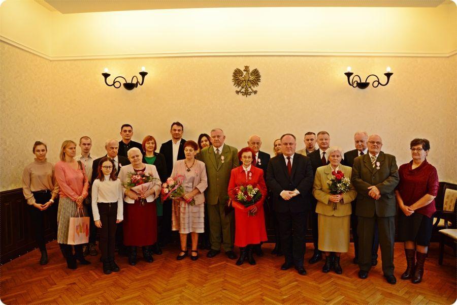 Cztery pary małżeńskie z długoletnim stażem świętowały swój jubileusz w przeworskim urzędzie miasta. <br/>fot.UM Przeworsk