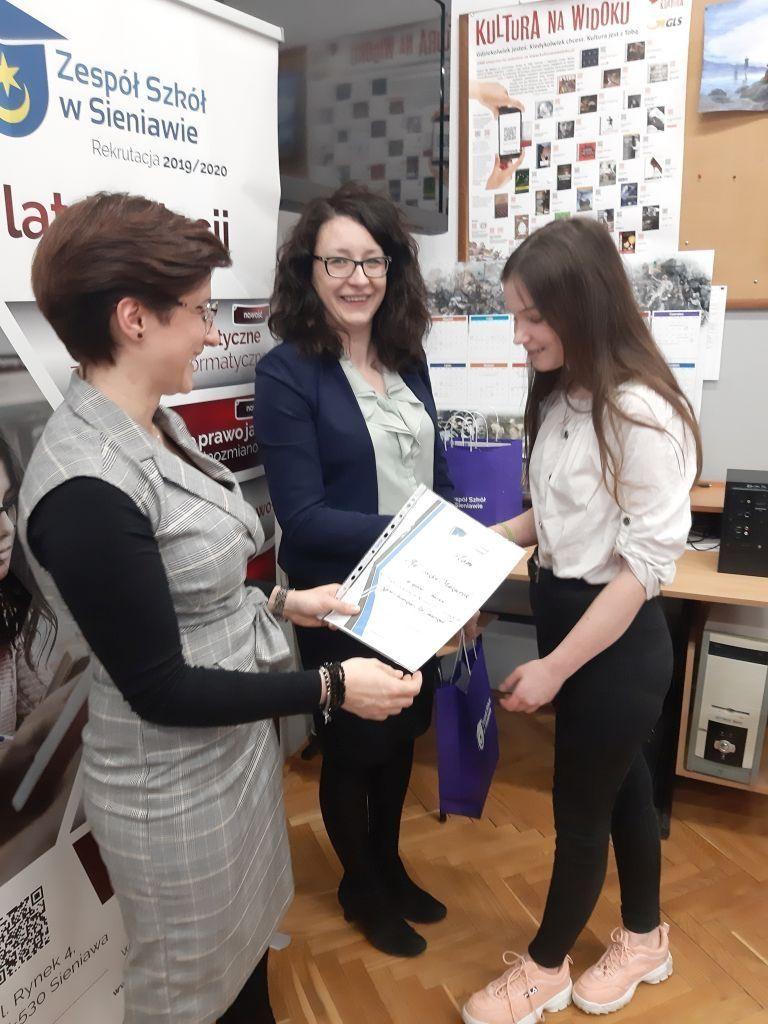 Miejsca na podium zajęły uczennice przygotowywane przez Małgorzatę Pokrywkę, a reprezentujące Szkołę Podstawową w Majdanie Sieniawskim.<br/>fot.Starostwo Powiatowe w Przeworsku