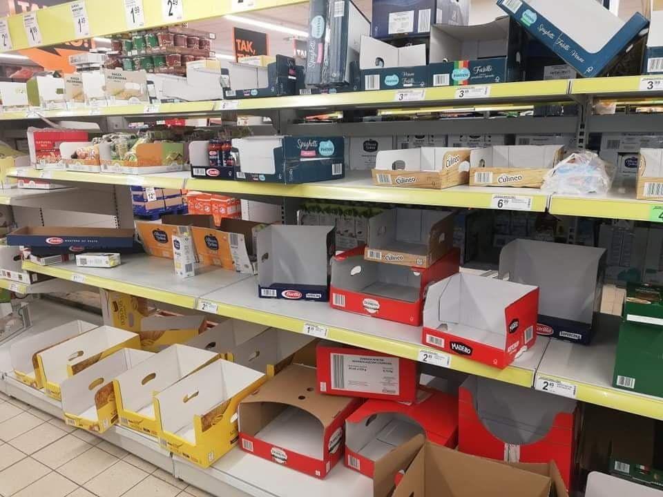Tak wyglądały dzisiaj, 11 marca br., półki w jednym z przemyskich supermarketów.<br/>fot.Nadesłane przez Czytelniczkę