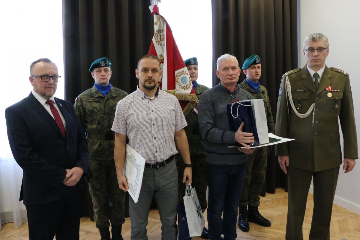 Podczas ceremonii patenty oficerskie odebrali Mariusz Chamiec oraz Maciej Sułkowski, zaś medalem „Za zasługi dla obronności kraju” wyróżnieni zostali Helena i Feliks Daraszowie.<br/>fot.Starostwo Powiatowe w Jarosławiu