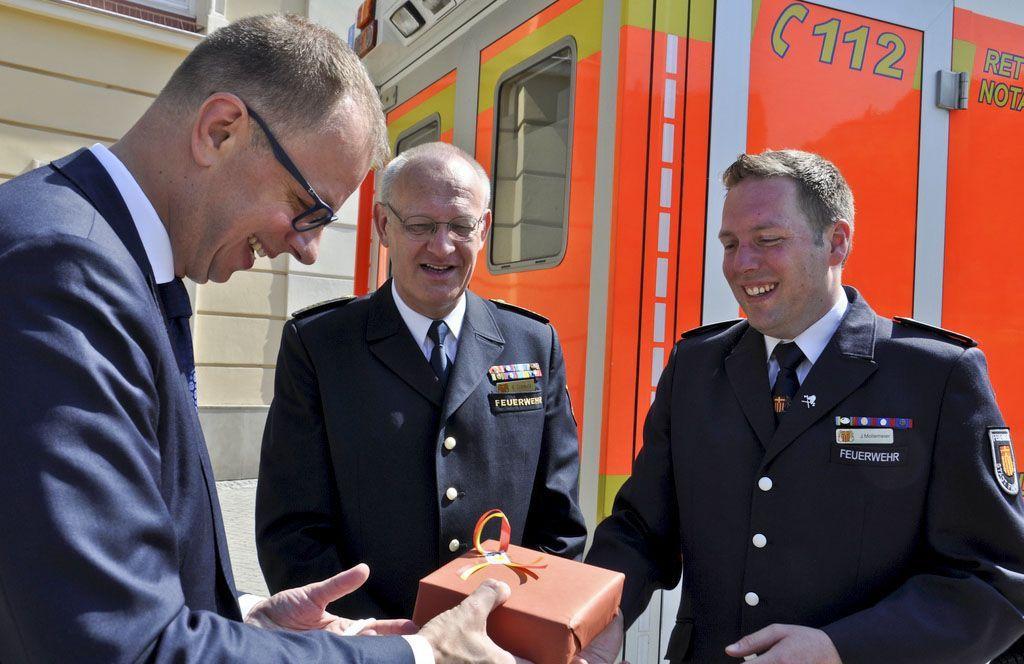 Strażacy z niemieckiego Paderborn – Johannes Mollemeier (z prawej) i Ralf Schmitz (w środku) przekazują prezydentowi Przemyśla Wojciechowi Bakunowi kluczyki do karetki. Daru niemieckiego miasta dla szpitala na Monte Cassino.<br/>fot.UM Przemyśl