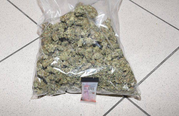 Policjanci w miejscu zamieszkania 24-latka ujawnili i zabezpieczyli m.in. 3,5 kg marihuany, 16 tabletek amfetaminy oraz krystalicznej substancji w ilości około 800 g.<br/>fot.KPP Sanok