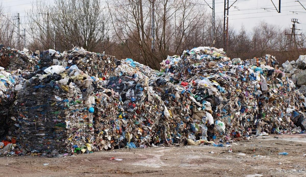Bele foliowych odpadów znajdują się na prywatnym terenie. Pozostaną tu tylko chwilę.<br/>fot.Mariusz Godos