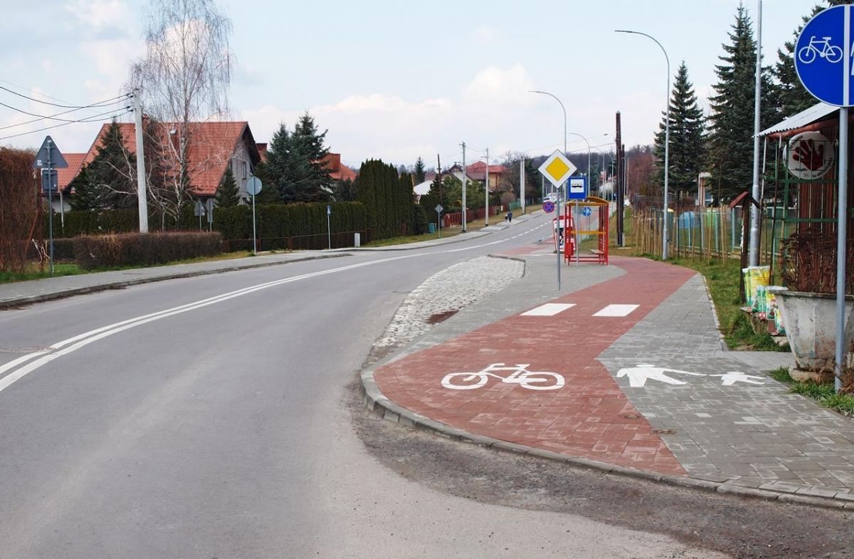  Tak wygląda XXI wiek. Wyremontowany fragment jednej z ważniejszych arterii w mieście ma asfaltowy dywanik, chodniki, ścieżkę rowerową itp.<br/>fot.Mariusz Godos