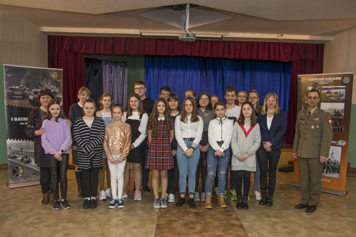 Uczestnicy testu wiedzy w Zespole Szkolno-Przedszkolnym nr 1 w Żurawicy z dowództwem 1. bcz.<br/>fot.ze zbiorów własnych