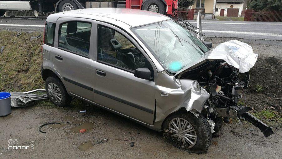 Tak wygląda fiat panda po zderzeniu z ciężarówką.<br/>fot.KPP Dębica
