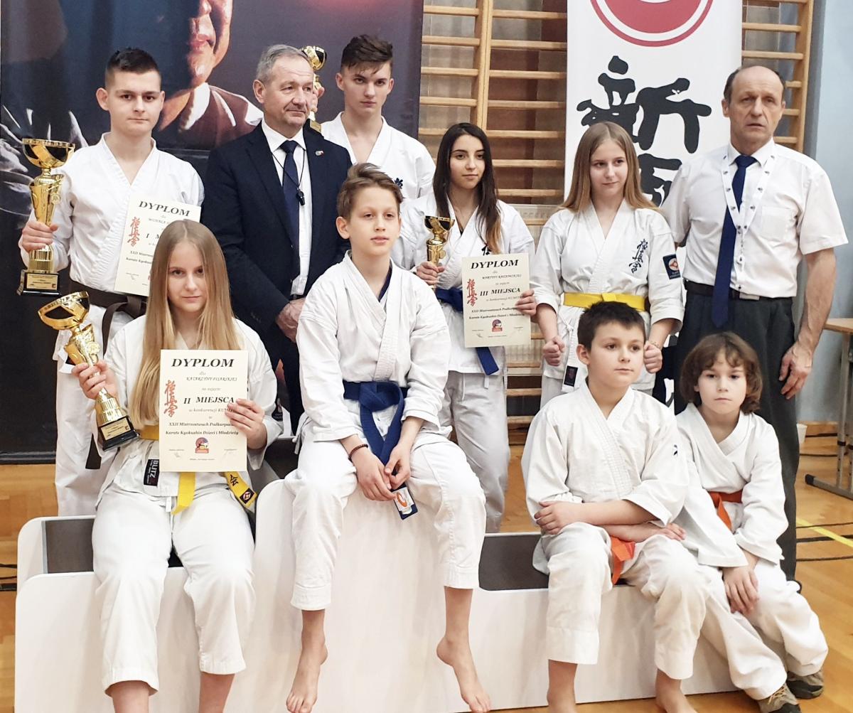 Młodzi przemyślanie rywalizujący w konkurencji kumite zdobyli złoto, srebro i trzy brązowe krążki. <br/>fot.ze zbiorów własnych