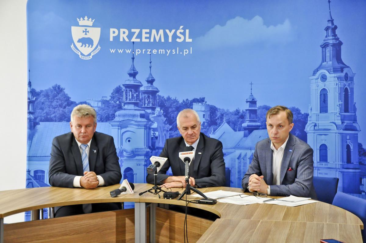 Robert Choma i jego zastępcy tanio odkupili telefony, bo... mogli. Ustalanie ich ceny nie było doprecyzowane, a kontrola RIO nie stwierdziła, że jest to nieprawidłowość.<br/>fot.Paweł Bugira
