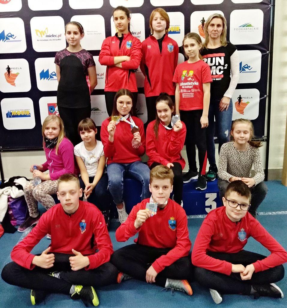 Najmłodsi adepci „królowej sportu” z UKS „Tempo 5” Przemyśl zdobyli w Mielcu cztery medale.<br/>fot.ze zbiorów własnych