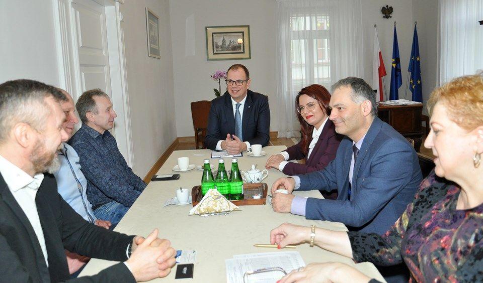 26 lutego br. przedstawiciele firmy „Benix” Kaczorowscy sp. jawna z Mroczenia koło Kępna gościli w przemyskim magistracie na czele z zastępcą dyrektora generalnego Krzysztofem Zimnym.<br/>fot.UM Przemyśl