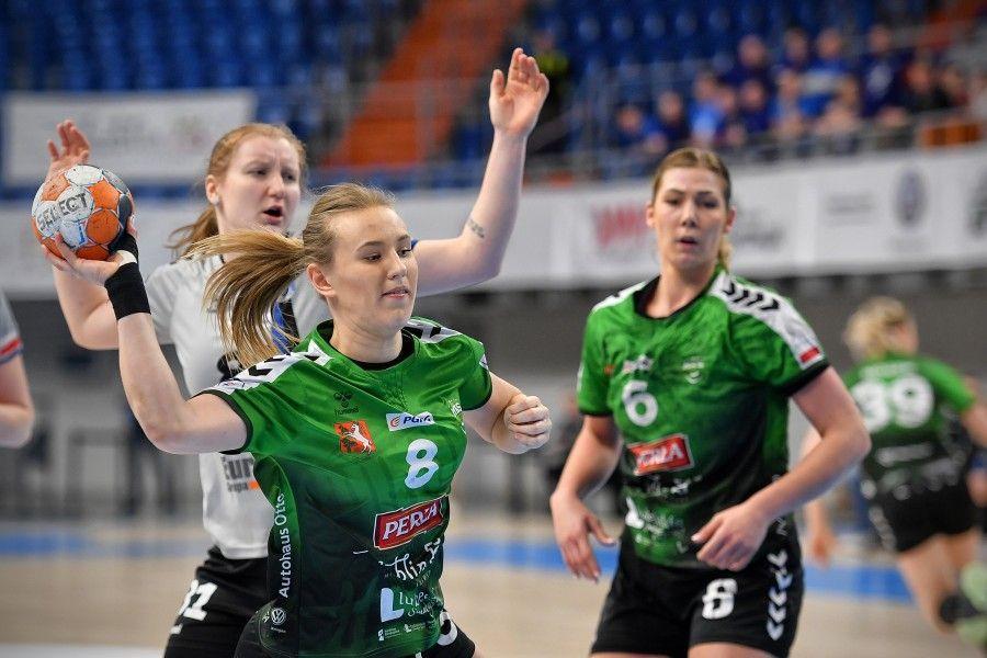 W akcji Dominika Więckowska, zdobywczyni 2 bramek. Z prawej Joanna Szarawaga. W jasnej koszulce była zawodniczka Perły Katarzyna Kozmiur, obecnie reprezentująca Eurobud Grupa JKS Jarosław.<br/>fot.www.mks.lublin.pl