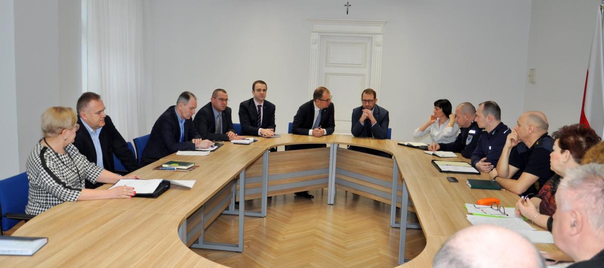 W przemyskim magistracie odbyło się dzisiaj, 26 lutego br., spotkanie sztabu kryzysowego z udziałem władz na czele z prezydentem Wojciech Bakunem.<br/>fot.Agata Czereba / UM Przemyśl