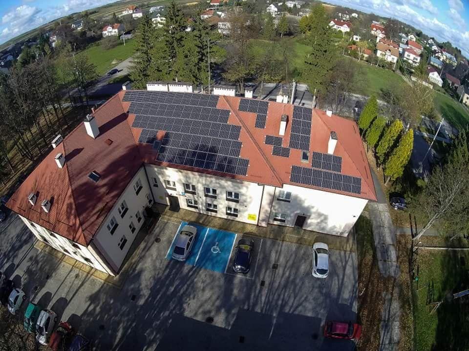 Panele fotowoltaiczne zamontowane zostały m.in. na budynku Urzędu Gminy w Żurawicy.<br/>fot.UG Żurawica