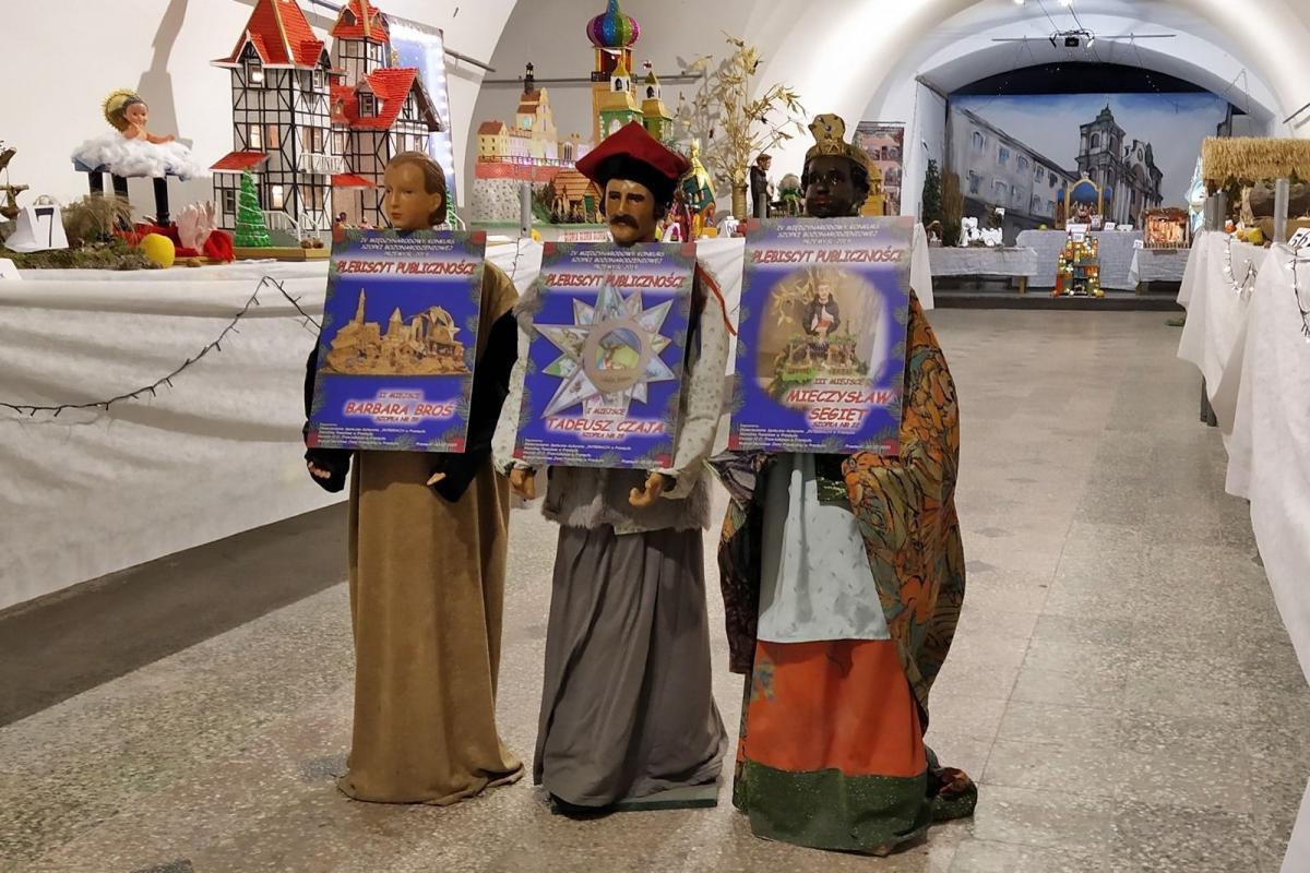 Nagrodzone laurami publiczności szopki bożonarodzeniowe, które przez kilka tygodni można było podziwiać w dolnym kościele ojców Franciszkanów w Przemyślu.<br/>fot.ze zbiorów własnych