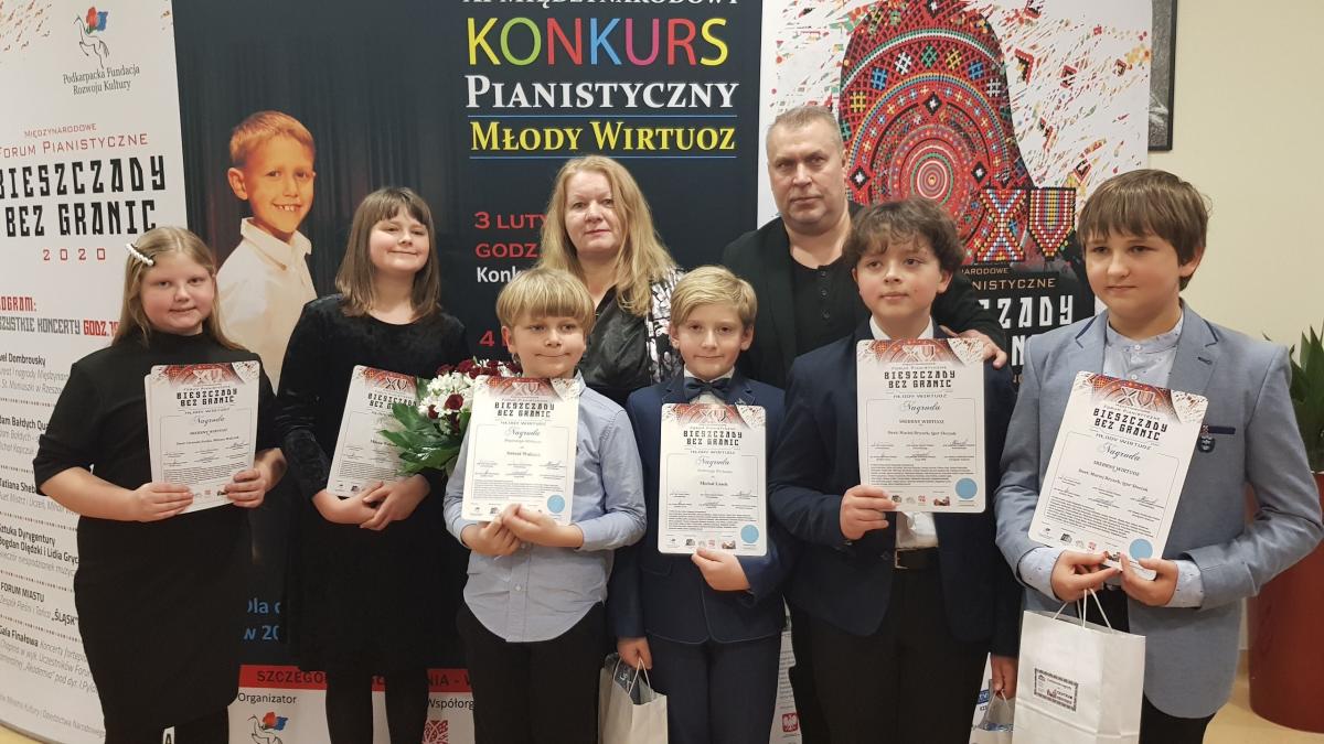 Nagrodzeni młodzi przemyscy wirtuozi fortepianu ze swoimi nauczycielami.<br/>fot.ze zbiorów własnych
