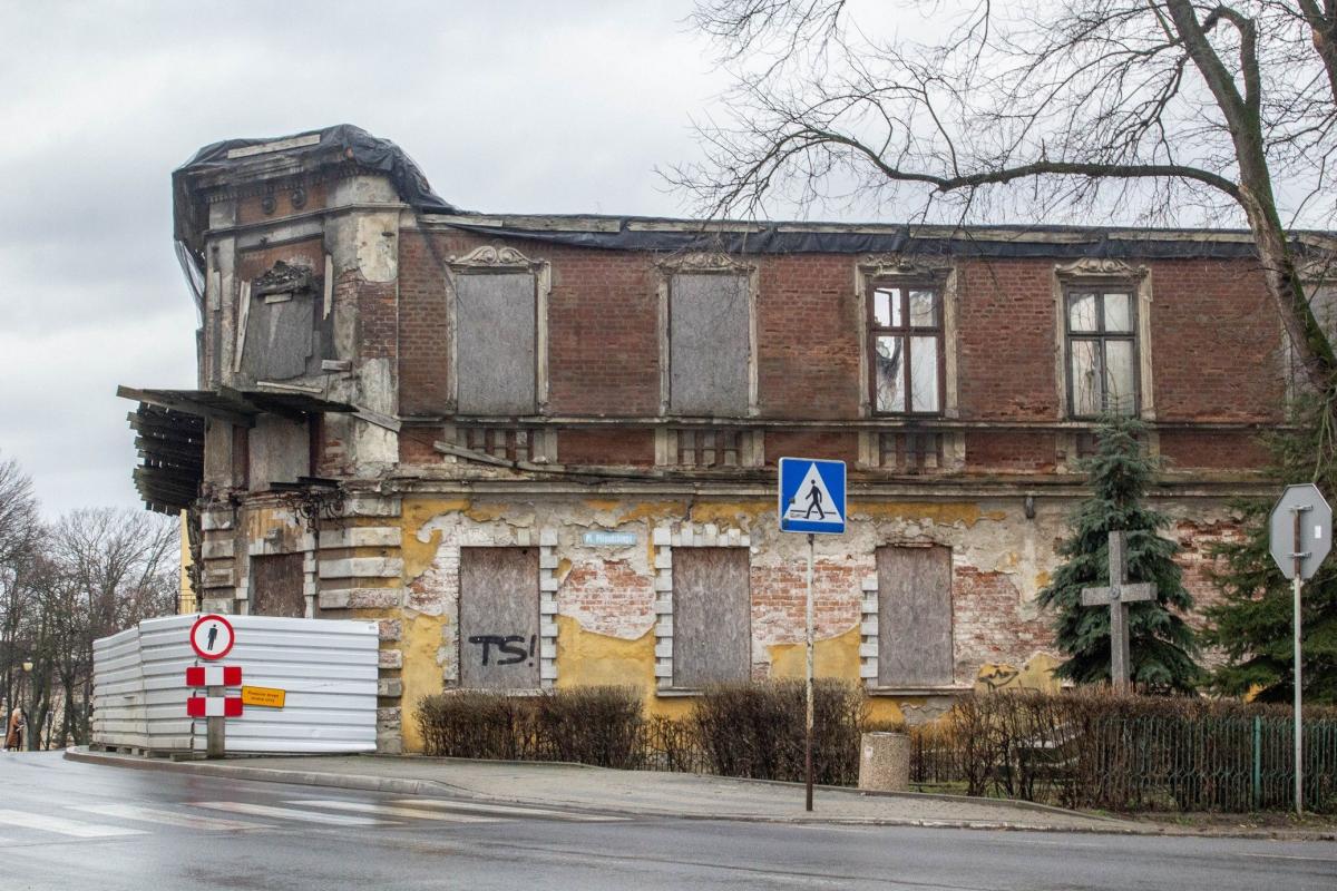 Kamienica przy ul. Jana III Sobieskiego do miasta wprawdzie nie należy, ale jest symbolem i przestrogą. Przez lata zaniedbywana, kiedyś jedna z ładniejszych kamienic Radymna, dziś nadaje się w zasadzie do rozbiórki, a skomplikowana sytuacja prawna sprawia, że miasto może jedynie zabezpieczać teren o