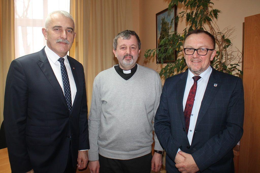 Przewodniczący rady powiatu Marian Fedor, ksiądz Marek Niedźwiecki oraz starosta Stanisław Kłopot odbyli w ostatni wtorek miłą pogawędkę. <br/>fot.Starostwo Powiatowe w Jarosławiu