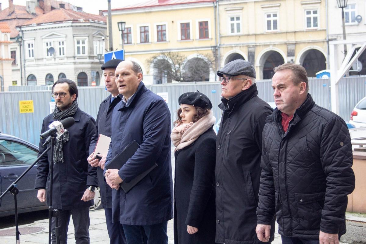 Szczepan Łąka, szef jarosławskich struktur Platformy Obywatelskiej, prezentował grupę, która będzie w powiecie jarosławskim zabiegać o elekcję na prezydenta RP Małgorzaty Kidawy-Błońskiej.

<br/>fot.Bartłomiej Pacek