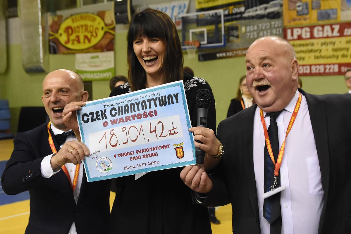 Radość jest ogromna, bo znowu padł rekord. Zarząd stowarzyszenia Sportowy Duch (od lewej): Lucjan Mielnikiewicz, Sabina Majewska i Stanisław Chrobak.<br/>fot.Paweł Bugira