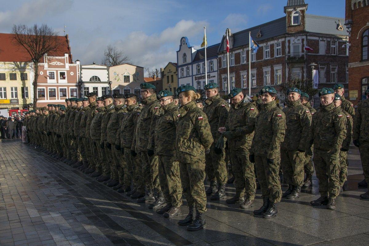 Pierwsza część odbyła się na Starym Rynku w Pucku, gdzie prezydent A. Duda odsłonił tablicę upamiętniającą Antoniego Miotka, kaszubskiego działacza niepodległościowego, polityka i jednego z głównych organizatorów uroczystości zaślubin Polski z morzem w 1920 r. <br/>fot.archiwum 1. bcz Żurawica