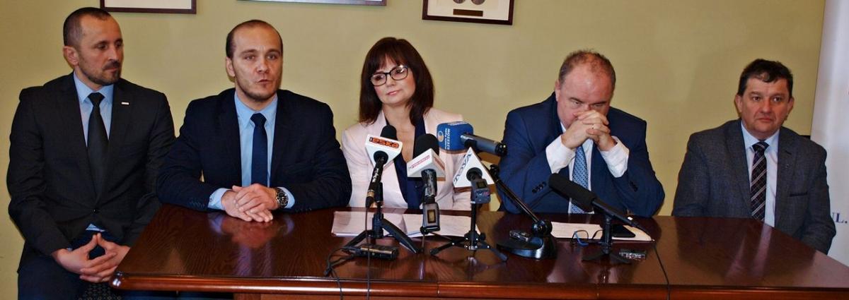 W konferencji prasowej udział wzięli (od lewej): radny Daniel Dryniak, wiceprzewodniczący rady miejskiej Maciej Kamiński, wicewojewoda podkarpacki Jolanta Sawicka, wicemarszałek województwa podkarpackiego Piotr Pilch oraz radny Andrzej Berestecki.<br/>fot.Mariusz Godos