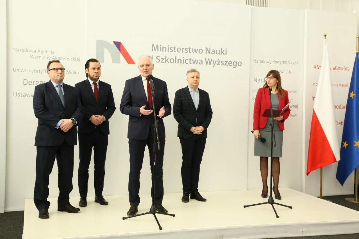 Nagrodę w wysokości 1 mln zł odebrał rektor PWSW w Przemyślu dr Paweł Trefler (drugi z lewej).<br/>fot.ze zbiorów własnych