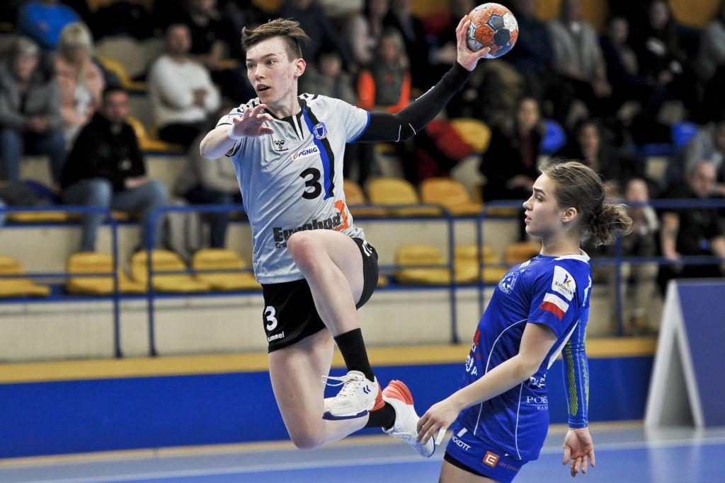 Magda Balsam (z piłką) pobiła rekord superligi w ilości zdobytych bramek. W Chorzowie trafiła aż 16 razy!<br/>fot.www.superligakobiet.pl