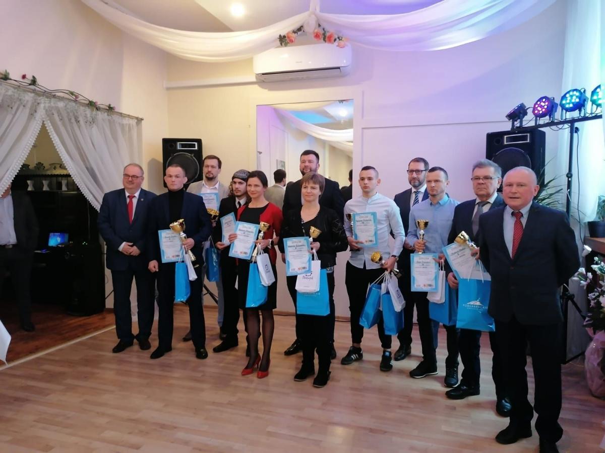 10 najlepszych-najpopularniejszych sportowców Czytelników ŻP w kategorii seniorów z zaproszonymi gośćmi i organizatorami.<br/>fot.ze zbiorów własnych