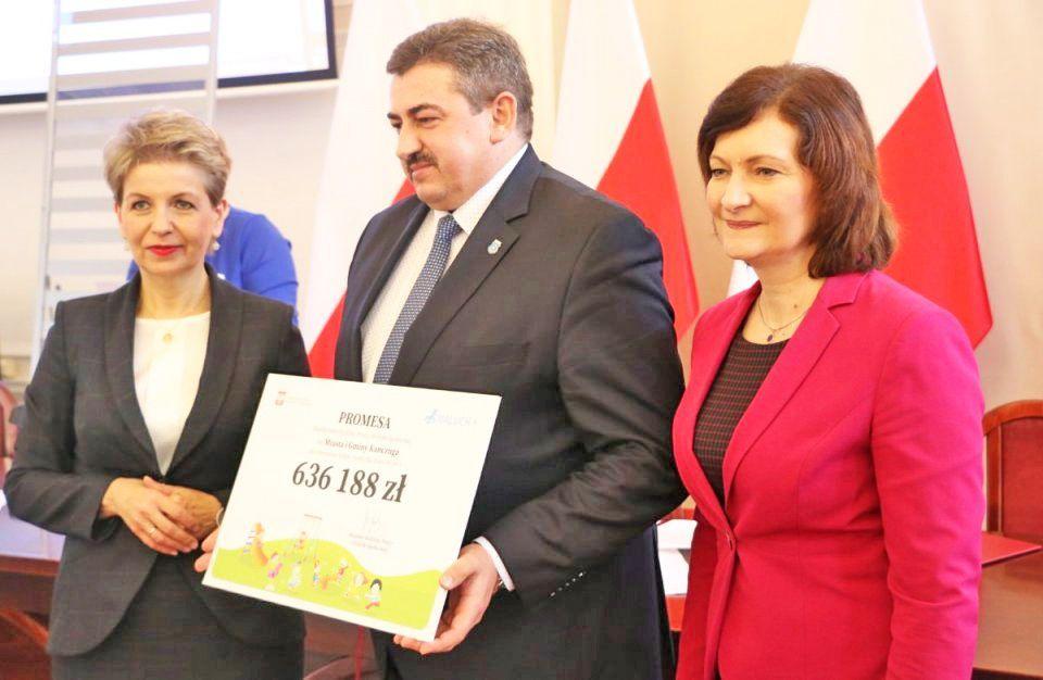 Promesę opiewającą na 636 tys. zł A. Żygadło odebrał w siedzibie Podkarpackiego Urzędu Wojewódzkiego w Rzeszowie.<br/>fot.WUP w Rzeszowie